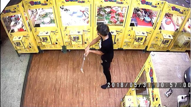 鐵棍雙盜橫行娃娃機店　專偷藍芽喇叭