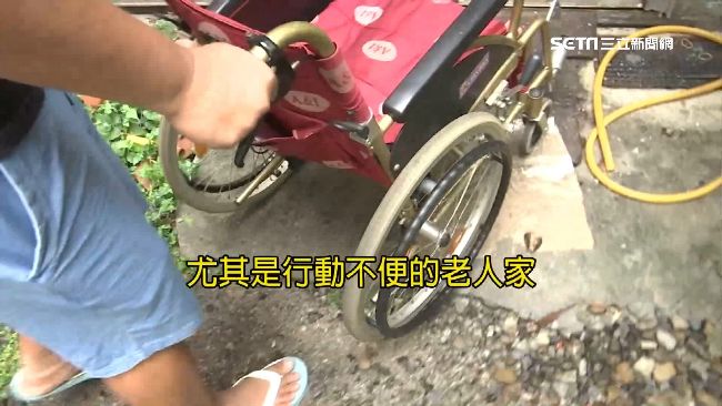 見輪椅落跑？病翁被小黃放鳥雨中苦等