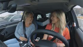 ▲乘客在車內盡情歡唱（圖／翻攝自Fortum Youtube）