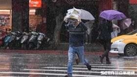 大雨,雷雨,午後雷陣雨 圖／記者林敬旻攝