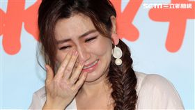 Selina任家萱化身72歲老老照顧者代言公益，看到自己與老老拍的MV後感動不盡淚流滿面。（記者邱榮吉/攝影）