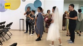 披婚紗、拿捧花飛1千多公里參加前男友婚禮，卻只被對方「看一眼」。（圖／翻攝梨視頻）