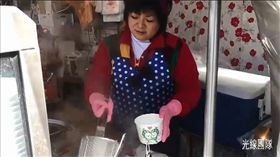 台中一名經營愛心麵攤的鄭大姊因婚變，一人獨力扶養2個小孩，母子3人曾窮到身上只剩下1000元，更慘的是，鄭大姊陸續罹患5種癌症，但她不曾放棄，反倒感謝幫助過她的人，還經營麵攤無償提供愛心麵給生活有困難的朋友。（圖／翻攝自光線臉書）