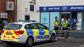 2名英國公民遭人以諾維喬克神經毒劑（Novichok）毒害，警方在藥房外進行警戒（圖／路透社／達志影像）
