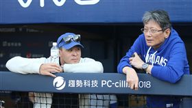 陳品學新莊球場巧遇郭泰源前旅美印地安人隊投手陳品學（左）被釋出，31日到新莊棒球場與好友打招呼；在富邦賽前練習時，遇到富邦悍將隊顧問郭泰源（右），與他交換意見。中央社記者張新偉攝　107年3月31日
