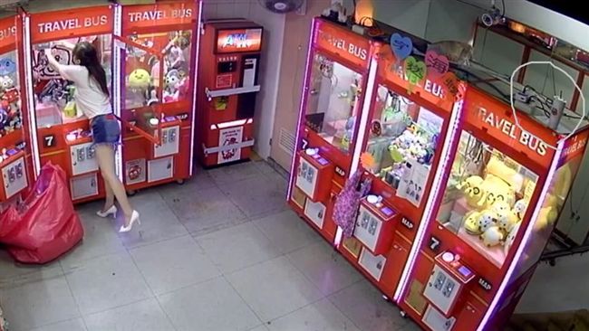 辣妹台主忙補貨…咖啡秒被怪男偷喝