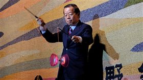 謝長廷即興表演扯鈴107年春節文化訪問團首場亞洲地區巡迴訪演，20日在日本埼玉縣公演。駐日代表謝長廷被拉上台即興演出一段扯鈴，逗趣肢體動作逗得觀眾大笑。中央社記者黃名璽埼玉攝　107年2月20日