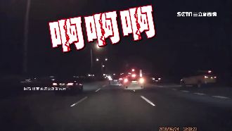 神速報應！「螃蟹車」硬切兩道遭撞翻