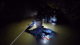 救援影片曝光！泰國足球隊受困13天
圖翻攝自臉書Rungrot Kongpiban 