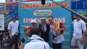 食量非常人！美大胃王10分鐘吞74套熱狗　再刷世界紀錄（圖／翻攝自推特）