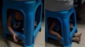 男童被塞在塑膠椅下方動彈不得，媽只顧打麻將。（圖／翻攝澎湃新聞）