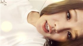 謝依霖、Hold住姐。(翻攝/臉書)