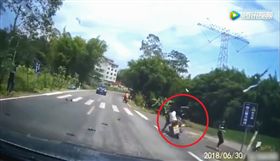 大陸最近瘋傳一段影片，有一輛機車行駛在馬路上壓車「犁田」，結果竟蹦出3個屁孩，他們嚇得跑到路邊閃避來車，但有一人閃避不及被一輛機車撞飛，直接翻轉360度。不少網友看到後，紛紛驚呼說「影分身之術！」（圖／翻攝自騰訊視頻）