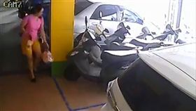 沒公德心！新北三重一名身穿粉紅色的女子提著一包垃圾，趁四下無人把垃圾丟到別人家的門口，完事後她四處張望以為沒人發現，殊不知全被監視器拍下。不少網友看到後直喊缺德，甚至還有網友調侃「原來是垃圾丟垃圾！」（圖／翻攝自爆怨公社）