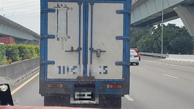 岳父要轉院…救護車卻遇小貨車擋道