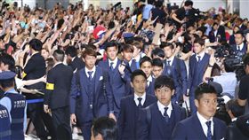 世足賽日本隊回到成田機場，球迷熱情接機。（圖／美聯社／達志影像）