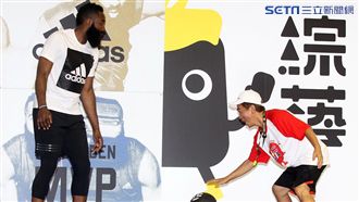 哈登同框吳宗憲　驚現「最萌身高差」