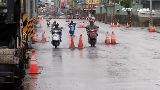 上百三角錐占馬路　騎士怨：考駕照嗎