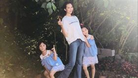 ▲蔡少芬與2個女兒上大陸親子實境秀。（圖／翻攝自微博、YouTube）