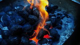 烤肉,燒炭,炭盆,火爐,火(示意圖／PIXABAY)