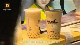 大陸女子喝黑糖珍珠奶茶時喝到一粒老鼠屎（圖／翻攝自梨視頻）