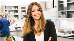 ▲潔西卡艾芭全身都散發一股性感的風情。（圖／翻攝自IG）