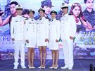 最帥氣的連長劉香慈率領楊晴、小嫻、羅平、陳謙文著海軍白甲式軍服，氣勢十足。（記者邱榮吉/攝影）