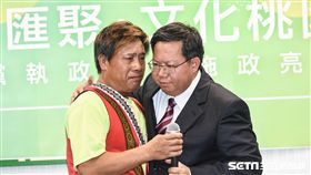 桃園市長鄭文燦與頭目擁抱。 （圖／記者林敬旻攝）