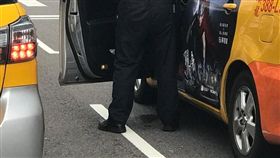 民眾在承德路拍到計程車司機打開車門下車小便的過程（翻攝《爆廢公社》）