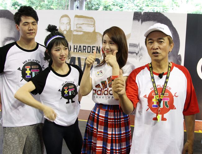 NBA年度最有價值火箭球星「大鬍子」哈登（James Harden），造訪台灣，首次錄綜藝節目初體驗，獻給吳宗憲主持的《綜藝玩很大》。（記者邱榮吉/攝影）