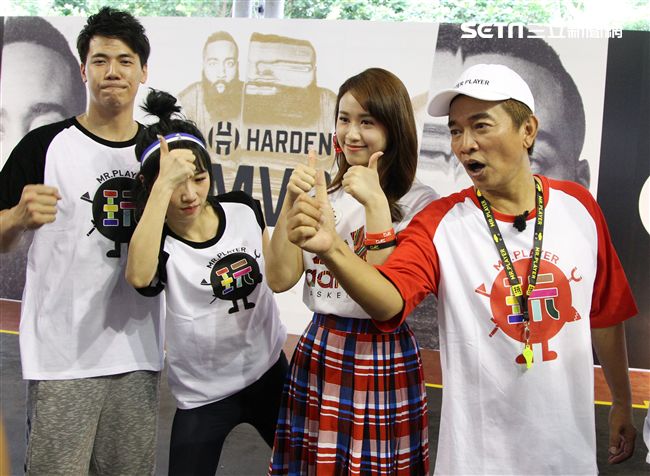 NBA年度最有價值火箭球星「大鬍子」哈登（James Harden），造訪台灣，首次錄綜藝節目初體驗，獻給吳宗憲主持的《綜藝玩很大》。（記者邱榮吉/攝影）