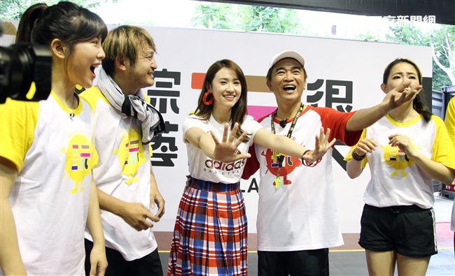 NBA年度最有價值火箭球星「大鬍子」哈登（James Harden），造訪台灣，首次錄綜藝節目初體驗，獻給吳宗憲主持的《綜藝玩很大》。（記者邱榮吉/攝影）