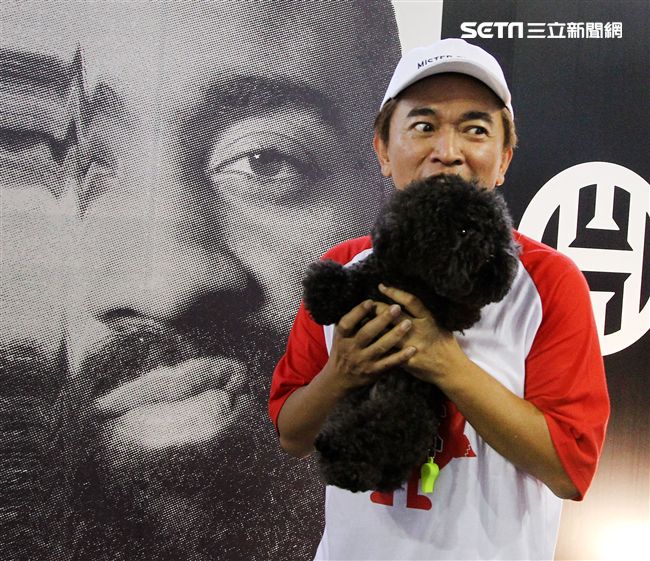 NBA年度最有價值火箭球星「大鬍子」哈登（James Harden），造訪台灣，首次錄綜藝節目初體驗，獻給吳宗憲主持的《綜藝玩很大》。（記者邱榮吉/攝影）