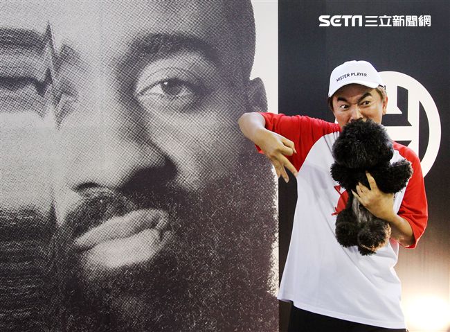 NBA年度最有價值火箭球星「大鬍子」哈登（James Harden），造訪台灣，首次錄綜藝節目初體驗，獻給吳宗憲主持的《綜藝玩很大》。（記者邱榮吉/攝影）
