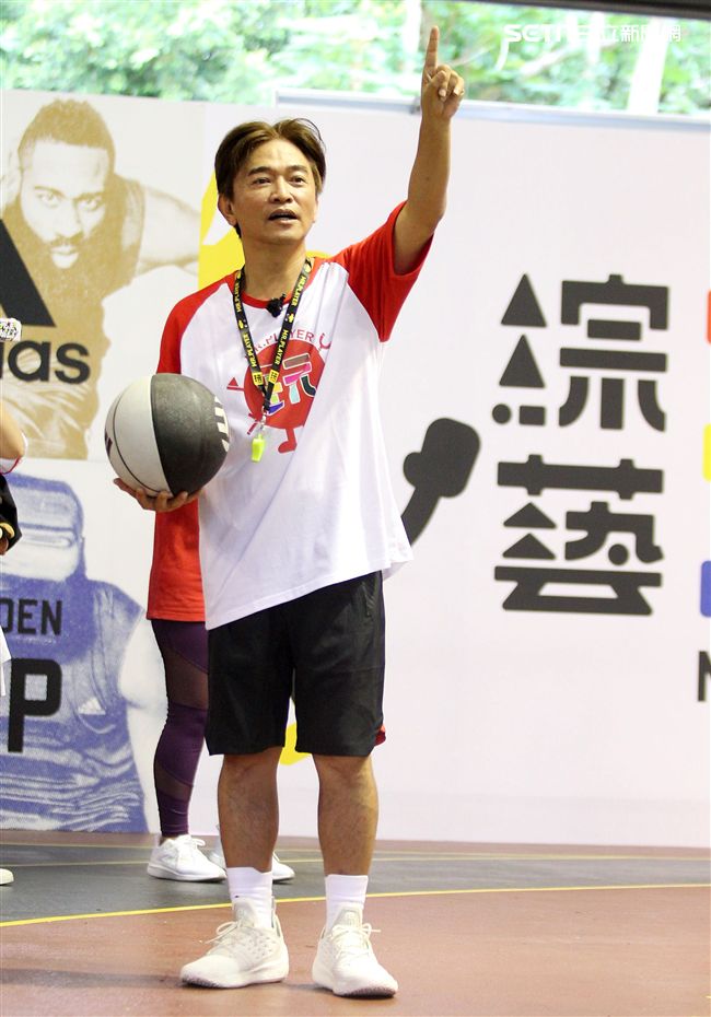 NBA年度最有價值火箭球星「大鬍子」哈登（James Harden），造訪台灣，首次錄綜藝節目初體驗，獻給吳宗憲主持的《綜藝玩很大》。（記者邱榮吉/攝影）