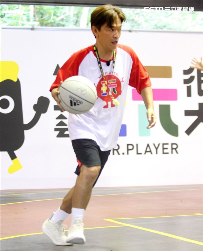 NBA年度最有價值火箭球星「大鬍子」哈登（James Harden），造訪台灣，首次錄綜藝節目初體驗，獻給吳宗憲主持的《綜藝玩很大》。（記者邱榮吉/攝影）