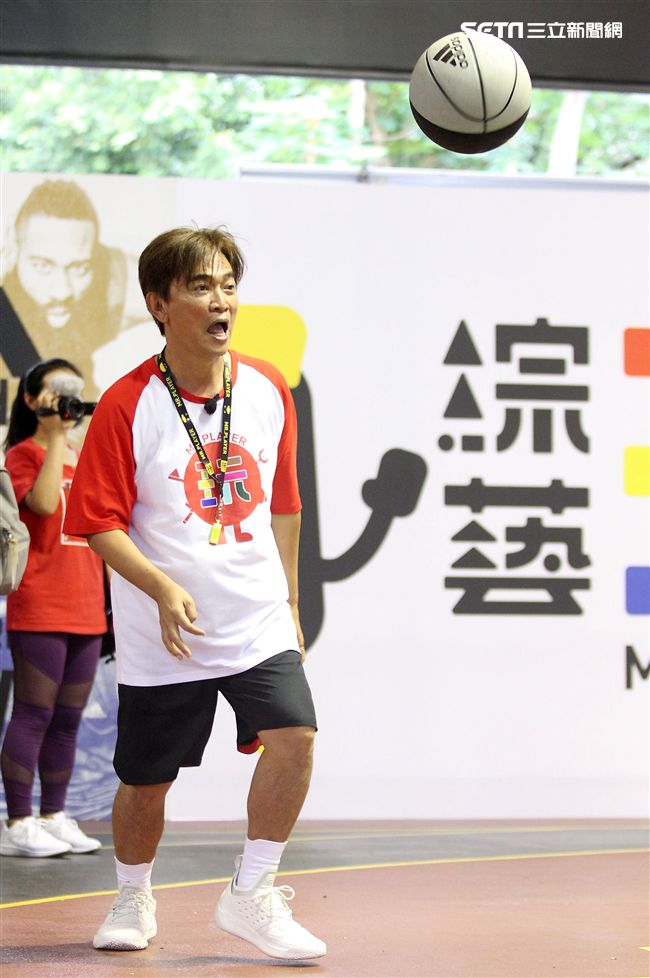 NBA年度最有價值火箭球星「大鬍子」哈登（James Harden），造訪台灣，首次錄綜藝節目初體驗，獻給吳宗憲主持的《綜藝玩很大》。（記者邱榮吉/攝影）