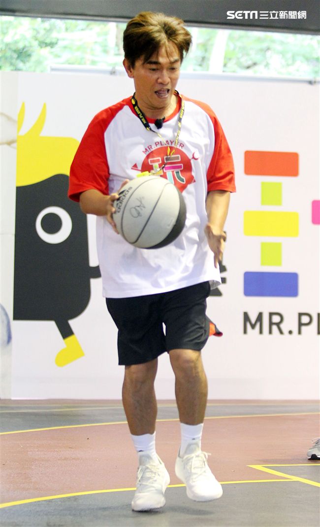 NBA年度最有價值火箭球星「大鬍子」哈登（James Harden），造訪台灣，首次錄綜藝節目初體驗，獻給吳宗憲主持的《綜藝玩很大》。（記者邱榮吉/攝影）