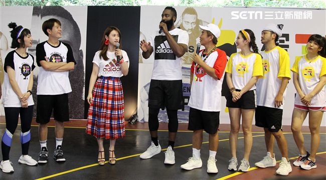 NBA年度最有價值火箭球星「大鬍子」哈登（James Harden），造訪台灣，首次錄綜藝節目初體驗，獻給吳宗憲主持的《綜藝玩很大》。（記者邱榮吉/攝影）