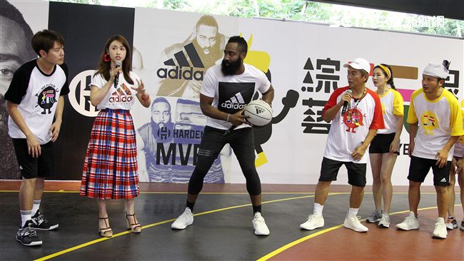 NBA年度最有價值火箭球星「大鬍子」哈登（James Harden），造訪台灣，首次錄綜藝節目初體驗，獻給吳宗憲主持的《綜藝玩很大》。（記者邱榮吉/攝影）