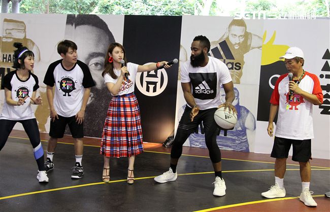 NBA年度最有價值火箭球星「大鬍子」哈登（James Harden），造訪台灣，首次錄綜藝節目初體驗，獻給吳宗憲主持的《綜藝玩很大》。（記者邱榮吉/攝影）