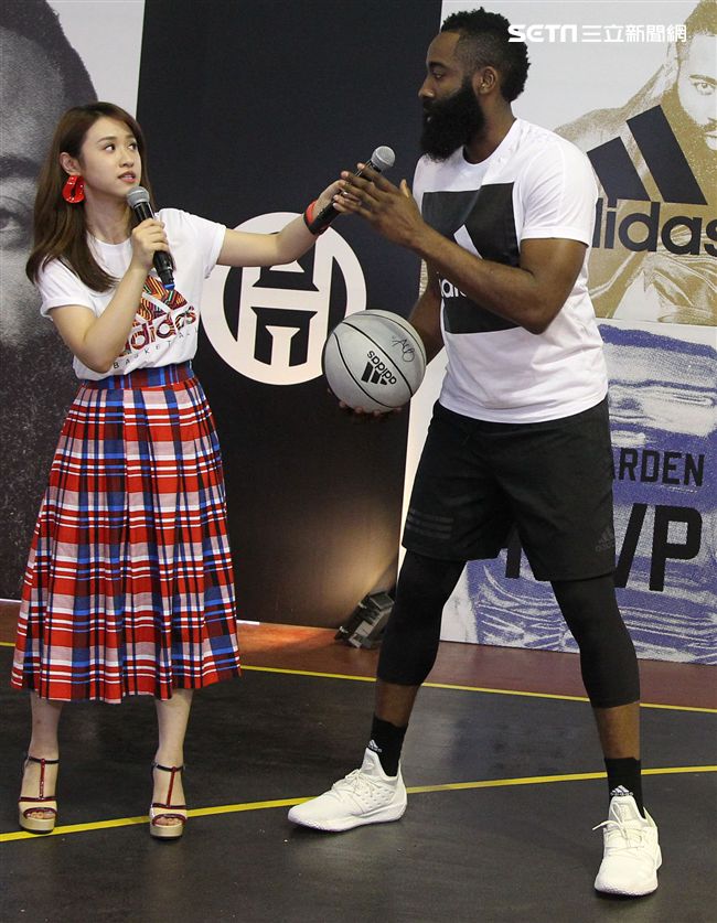 NBA年度最有價值火箭球星「大鬍子」哈登（James Harden），造訪台灣，首次錄綜藝節目初體驗，獻給吳宗憲主持的《綜藝玩很大》。（記者邱榮吉/攝影）