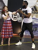 NBA年度最有價值火箭球星「大鬍子」哈登（James Harden），造訪台灣，首次錄綜藝節目初體驗，獻給吳宗憲主持的《綜藝玩很大》。（記者邱榮吉/攝影）