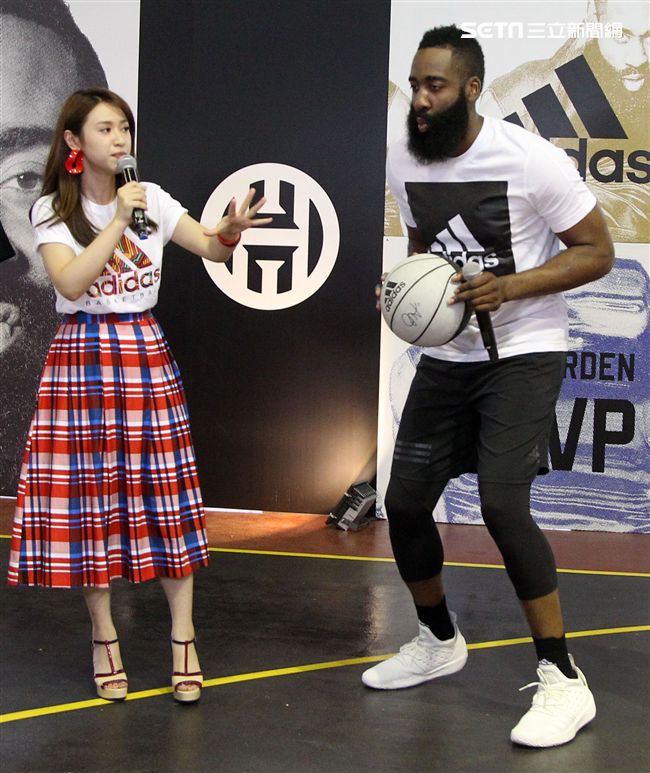 NBA年度最有價值火箭球星「大鬍子」哈登（James Harden），造訪台灣，首次錄綜藝節目初體驗，獻給吳宗憲主持的《綜藝玩很大》。（記者邱榮吉/攝影）