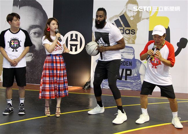 NBA年度最有價值火箭球星「大鬍子」哈登（James Harden），造訪台灣，首次錄綜藝節目初體驗，獻給吳宗憲主持的《綜藝玩很大》。（記者邱榮吉/攝影）