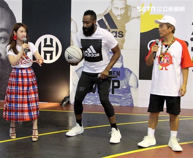 NBA年度最有價值火箭球星「大鬍子」哈登（James Harden），造訪台灣，首次錄綜藝節目初體驗，獻給吳宗憲主持的《綜藝玩很大》。（記者邱榮吉/攝影）