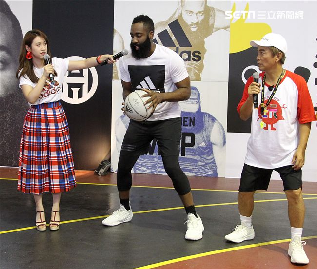 NBA年度最有價值火箭球星「大鬍子」哈登（James Harden），造訪台灣，首次錄綜藝節目初體驗，獻給吳宗憲主持的《綜藝玩很大》。（記者邱榮吉/攝影）