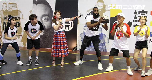 NBA年度最有價值火箭球星「大鬍子」哈登（James Harden），造訪台灣，首次錄綜藝節目初體驗，獻給吳宗憲主持的《綜藝玩很大》。（記者邱榮吉/攝影）