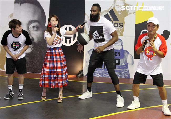 NBA年度最有價值火箭球星「大鬍子」哈登（James Harden），造訪台灣，首次錄綜藝節目初體驗，獻給吳宗憲主持的《綜藝玩很大》。（記者邱榮吉/攝影）
