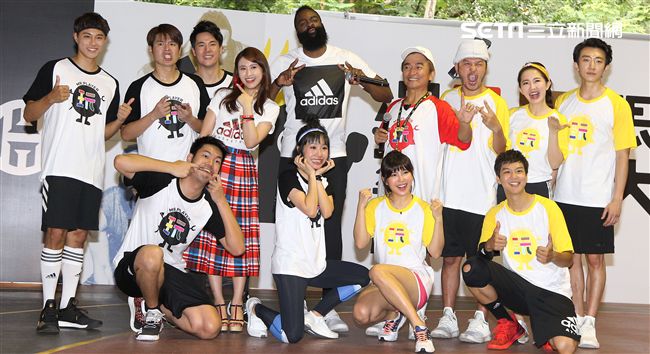 NBA年度最有價值火箭球星「大鬍子」哈登（James Harden），造訪台灣，首次錄綜藝節目初體驗，獻給吳宗憲主持的《綜藝玩很大》。（記者邱榮吉/攝影）